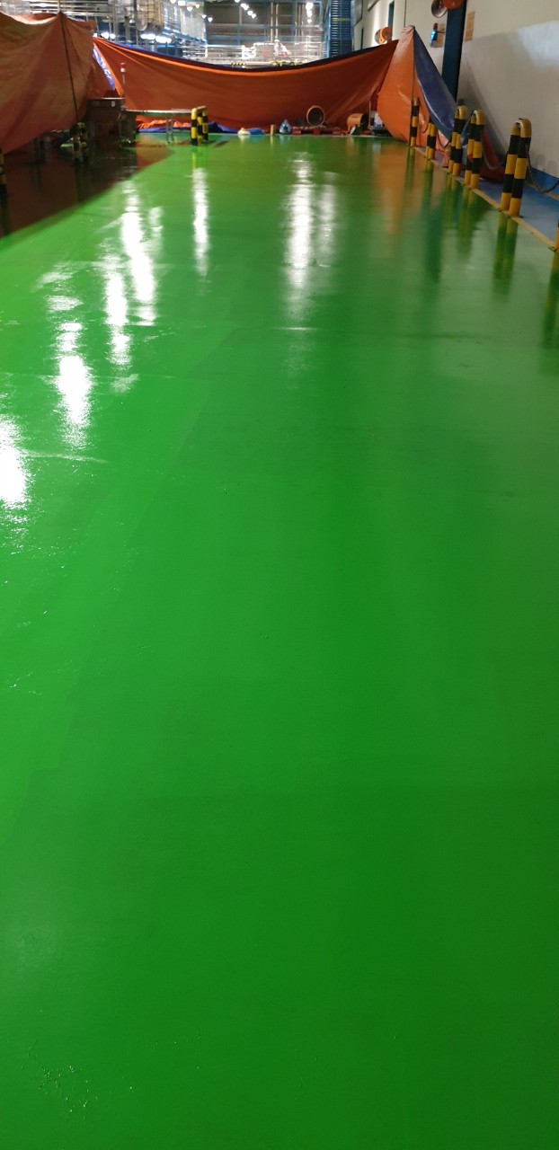 Sàn được lăn sơn phủ Epoxy lớp 1